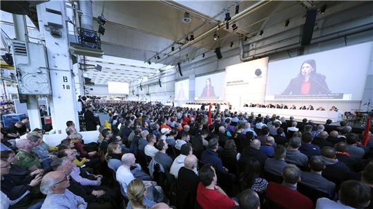 Die Betriebsratsvorsitzende Daniela Cavallo berichtete vor Tausenden Beschäftigten in Halle 11 über die Stimmung in der Belegschaft. 