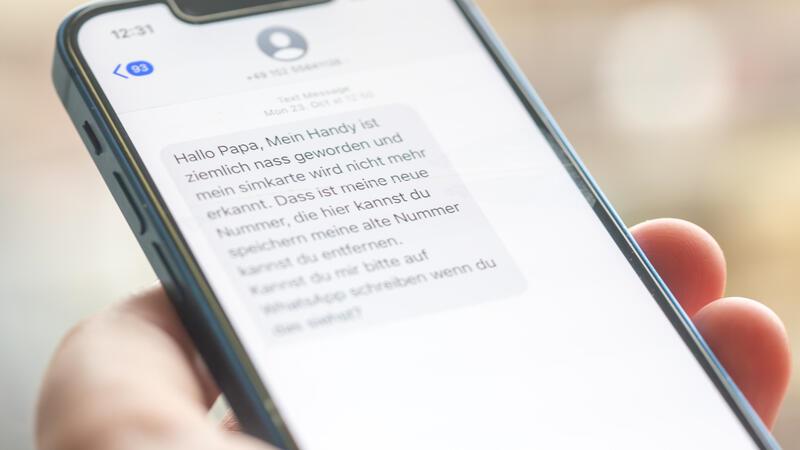 Die Betrüger von heute bedienen sich auch der Technik von heute: Sie versuchen ihre Opfer mit dem Smartphone über das Ohr zu hauen.