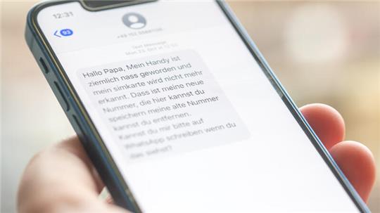 Die Betrüger von heute bedienen sich auch der Technik von heute: Sie versuchen ihre Opfer mit dem Smartphone über das Ohr zu hauen.