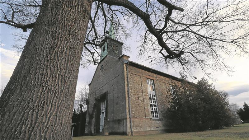 Außenansicht einer Kirche.