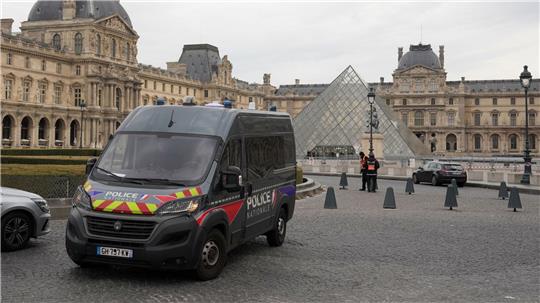 Ex-Juwelendieb: Louvre-Beute bringt nur wenige Millionen Die Beute aus dem Einbruch in den Louvre wird den Tätern nach Einschätzung eines Ex-Kriminellen nur einen Bruchteil des tatsächlichen Werts einbringen. (Archivbild)