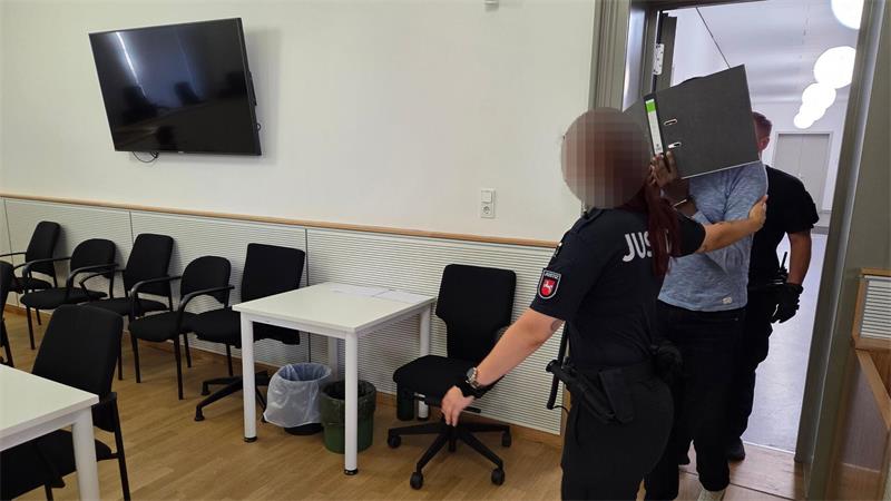 Demenzkranke Frau vergewaltigt? - Pfleger vor Gericht Die Beweislage gegen einen angeklagten Pfleger scheint eindeutig zu sein.