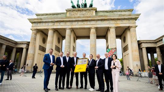 Die Bewerbung um den Grand Départ 2029 wurde in Berlin übergeben. 