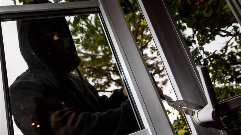 Einbrecher in Wales hängt Wäsche auf, putzt, trinkt Wein Die Bewohnerin konnte aus Angst zwei Wochen nicht in ihrer Wohnung übernachten. (Archivbild)