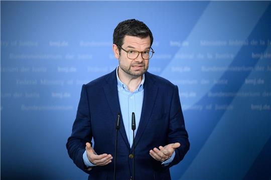 «Die Bezahlkarte ist dazu ein unbürokratischer Weg, bei dem niemand Waren austeilen oder Wertmarken ausgeben muss»sagt  Marco Buschmann (FDP).