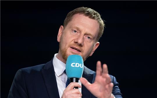 Die Bezahlkarte sei wichtig, um Transferzahlungen von Geflüchteten in ihre Herkunftsländer zu erschweren, sagt Michael Kretschmer.