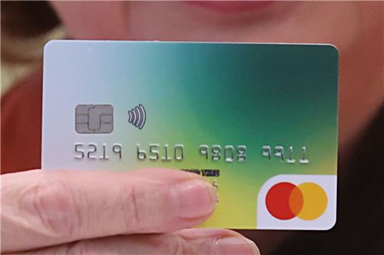 Die Bezahlkarte soll verhindern, dass Geld ins Ausland überwiesen wird.