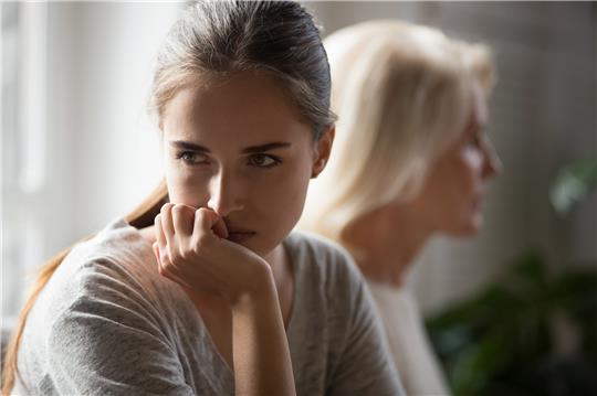 Die Beziehung zwischen Eltern und ihren Kindern ist selten konfliktfrei – mitunter wird aufgrund von Verletzungen und Differenzen irgendwann sogar der Kontakt abgebrochen. Foto: fizkes/iStockphoto