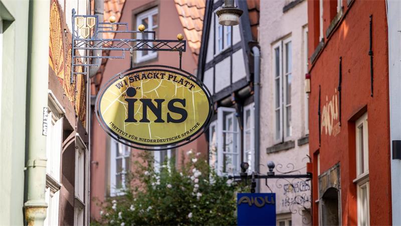 Die Bibliothek liegt mitten im historischen Schnoor in Bremen. 