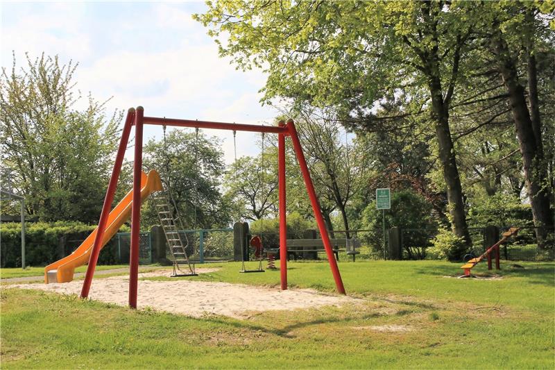 Imker sammelt Bienenschwarm am Ostharinger Spielplatz ein Die Bienentraube hing nicht weit entfernt vom Spielplatz in Ostharingen. Foto: Leifeld