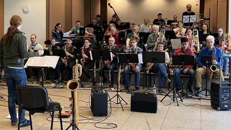 TU Clausthal: Chor und Big Band geben Semesterabschlusskonzerte Die Big Band präsentiert beim Semesterabschlusskonzert einige Titel der Band-Leiterin Monika Roscher.