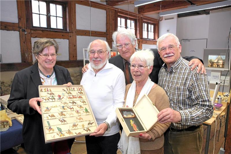Von Goslar geht sie jetzt nach Norden Die Bilder, auf denen sowohl Antje Baensch (links) als auch Achim Baensch (Mitte) zu finden sind, sind rar: 2013 posierten sie mit Michael und Monika Mössner sowie Dr. Uwe Thieme (re.) für ein Zinnfiguren-„Familienfoto“. GZ-Archiv: Schenk