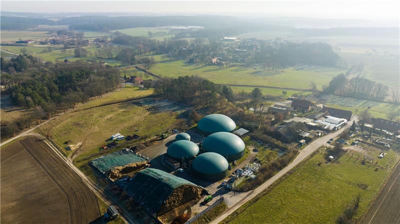 Ellringen dank Biogasanlage energie-autark Die Biogasanlage mit dem Dorf Ellringen in der Umgebung.