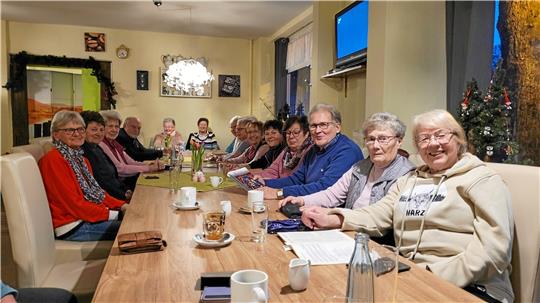 Die Blachkuhng-Freunde kommen einmal im Monat zu Kaffee und Kuchen im Café bei Rosi zusammen. Foto: Skuza