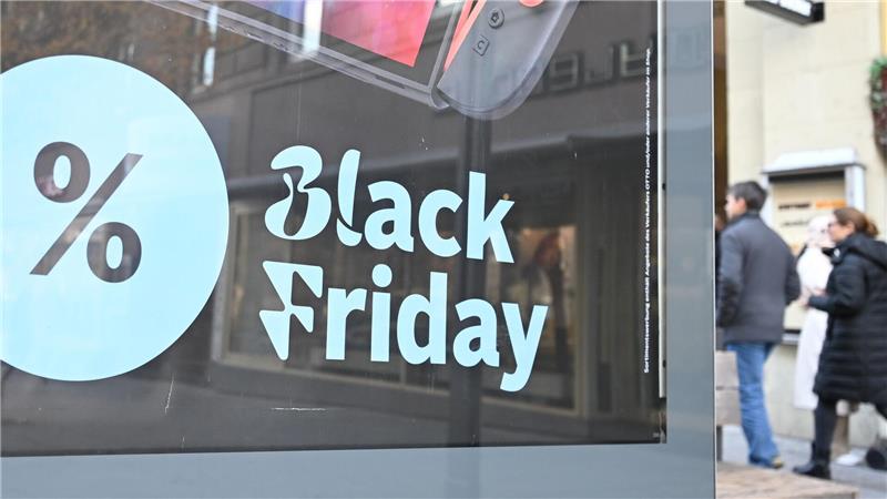 Die Black-Friday-Aktionstage sind auch in den Fußgängerzonen sehr präsent.
