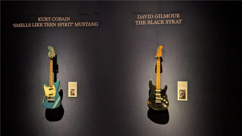 Die „Black Strat“ von David Gilmour (r) erzielte einen Rekordpreis von umgerechnet rund 12,4 Millionen Euro. Eine Gitarre von Kurt Cobain kam für rund 6 Millionen Euro unter den Hammer.