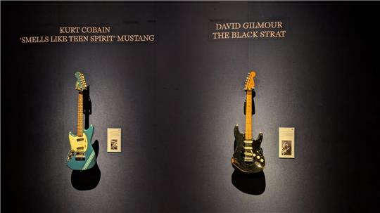 Die „Black Strat“ von David Gilmour (r) erzielte einen Rekordpreis von umgerechnet rund 12,4 Millionen Euro. Eine Gitarre von Kurt Cobain kam für rund 6 Millionen Euro unter den Hammer.
