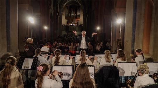 Die Bläserklasse präsentiert beim Weihnachtskonzert in der Neuwerkkirche ihr Können.