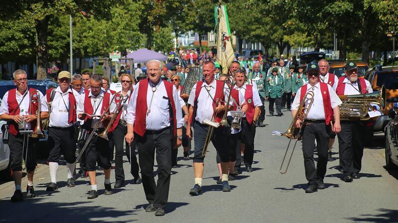 Das Foto zeigt maschierende Musiker mit ihren Instrumenten.