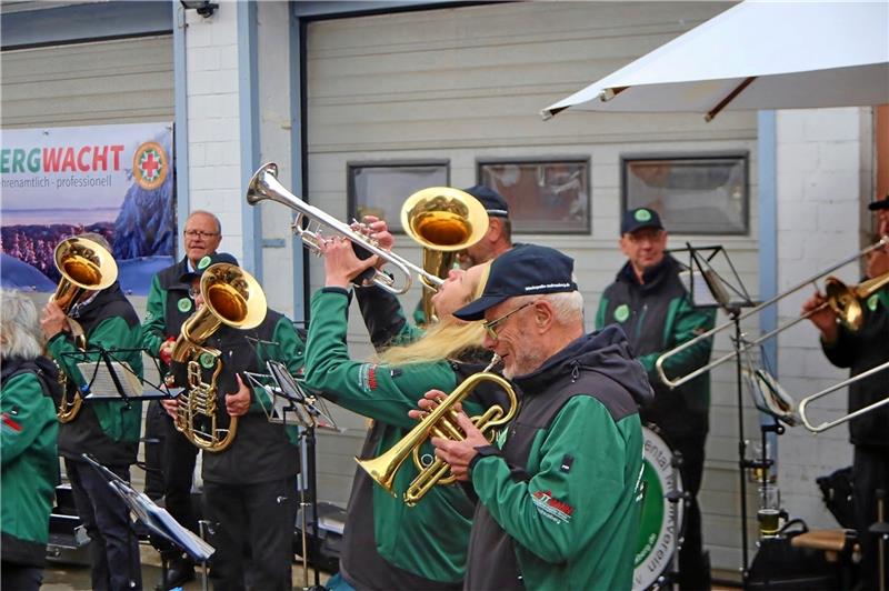 Tag der offenen Tür bei der Bergwacht in St. Andreasberg Die Blaskapelle des Waldarbeiter-Instrumental-Musikvereins sorgt für Stimmung. Foto: Jung
