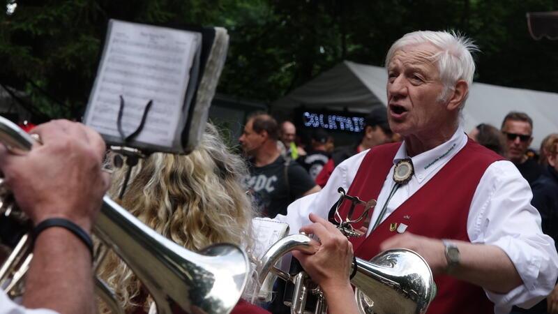 700 Gäste feiern beim „Pfauenteiche Rocken“ Die Blaskapelle des Waldarbeiter-Instrumental-Vereins St. Andreasberg eröffnet das Event.