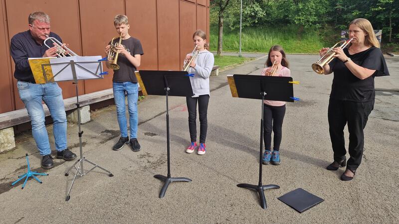 Die Blechbläser bieten den musikalischen Rahmen für die Chemie-Show auf dem Schulhof.