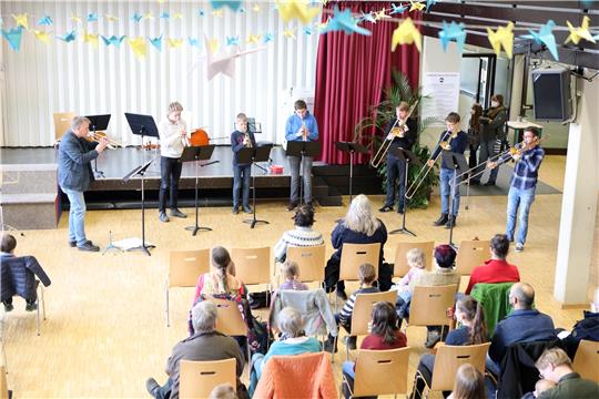 Die Blechbläser der Robert-Koch-Schule tragen drei Sätze aus Telemanns Suite über die Tugenden vor.  Fotos: Neuendorf