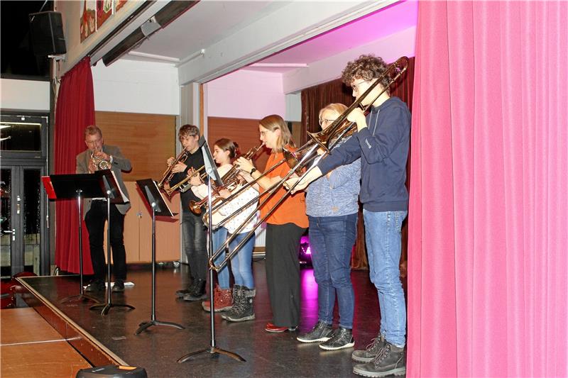 Pausenhalle in Clausthal-Zellerfeld wird zum Konzertsaal Die Blechbläser spielen deutsche und englische Weihnachtslieder. Foto: Jenzora