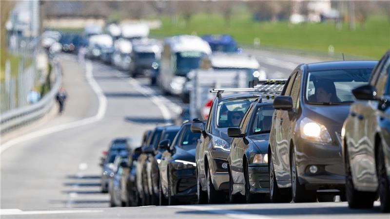 Schweiz will bei Ausländern für Durchfahrt kassieren Die Blechlawine am Gotthardtunnel zieht sich oft über mehr als zehn Kilometer hin. (Archivbild)