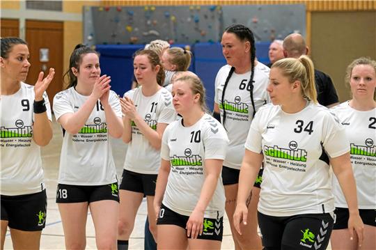 Die Blicke sprechen für sich (v.l.): Danijela Hinze, Leoni Reske, Chiara Härtel, Laura Willke, Alissa Kaltwasser, Melanie Singenstreu und Lara Mertins-Oelker sind nach der 26:27-Niederlage in Herzberg niedergeschlagen. Fotos: Drechsler