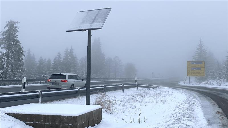 Die verschneite Bundesstraße 4 in Höhe des Abzweigs Oderteich, wo die fehlende Blitzeranlage auffällt.