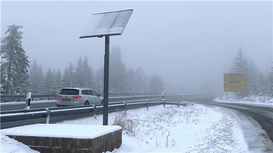 Die verschneite Bundesstraße 4 in Höhe des Abzweigs Oderteich, wo die fehlende Blitzeranlage auffällt.