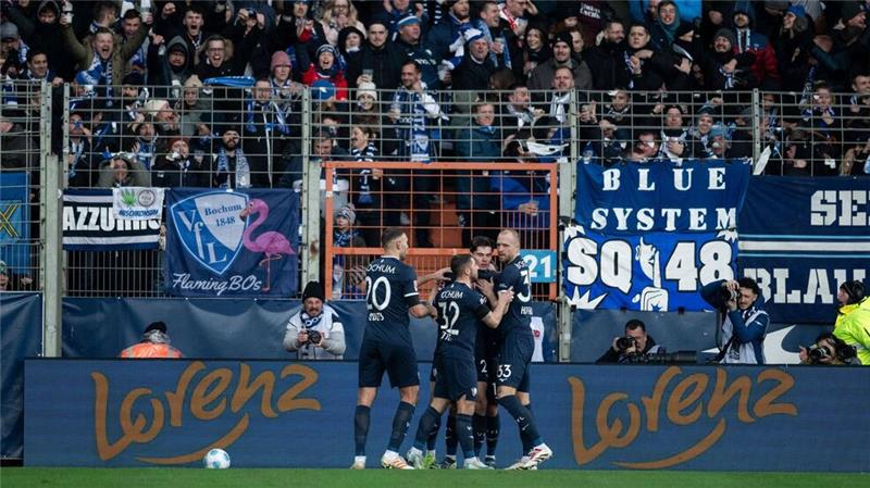 Serie beendet: Bochum jubelt nach dem ersten Saisonsieg Die Bochumer Spieler feiern den 2:0-Erfolg gegen Heidenheim.