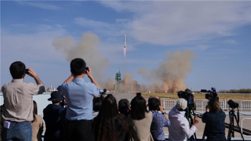 Drei chinesische Raumfahrer starten ins All Die Bodenstation der „Shenzhou 20“-Mission sprach von einem „erfolgreichen“ Start.