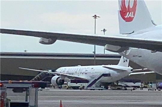 Die Boeing 777-300ER der Singapore Airlines auf dem Rollfeld, nachdem sie mit einer Notlandung n Bangkok gelandet war. .