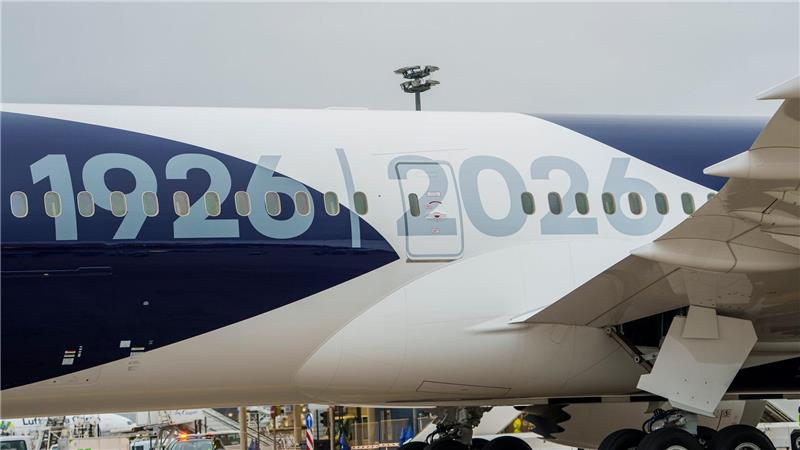Die Boeing 787 mit „100 Jahre Kranich“-Sonderlackierung trägt die Jahreszahlen 1926 / 2026 auf der Seite.