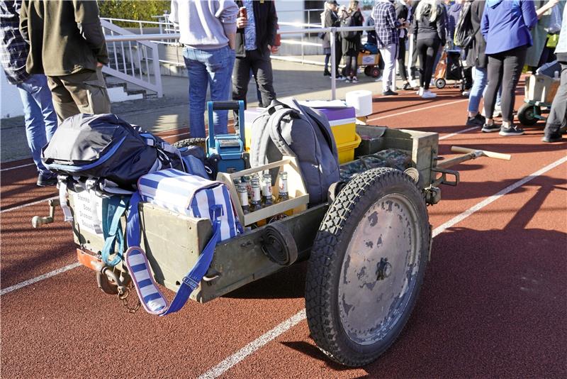 Die Bollerwagen (oder wie auch immer man manche Gefährte bezeichnen soll) sind das Aushängeschild jedes Teams und müssen entsprechend ausstaffiert und beladen sein.