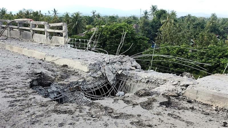 Die Bomben trafen einen Markt und eine Brücke.