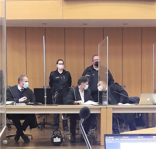 Die Bonner Verteidiger Martin Nitschmann (links) und Andreas Zott aus Braunschweig im Dialog mit dem noch immer schweigenden Angeklagten.  Archivfoto: Neddermeier