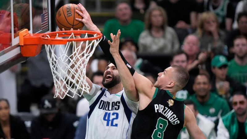 Die Boston Celtics gewinnen Spiel 2 der NBA Finals gegen die Dallas Mavericks mit 105:98.