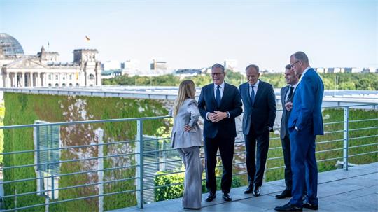 „Die Botschaft an Russland lautet: Die Ukraine bleibt stark“, sagte Bundeskanzler Friedrich Merz beim Gipfeltreffen von Deutschland, Frankreich, Großbritannien, Italien und Polen - der sogenannten E5 - in Berlin. 