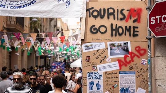Die Botschaft an Touristen ist deutlich, auch hier bei einem Straßenfest in Barcelona.