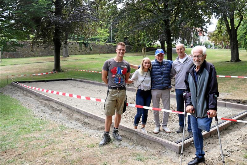 Die Boule-Freunde Thibault Egensperger, Celin Bosse, Armin Nitsche, Matthias Busmann und Ulrich Heinemann (v. li.) freuen sich über die dritte Boule-Bahn am Kahnteich.  Foto: Roß