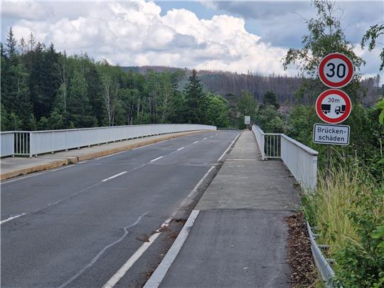 Die Bramke-Brücke muss saniert werden. Ab sofort ist sie erst einmal wegen einer Prüfung für den Verkehr gesperrt. Foto: Knoke