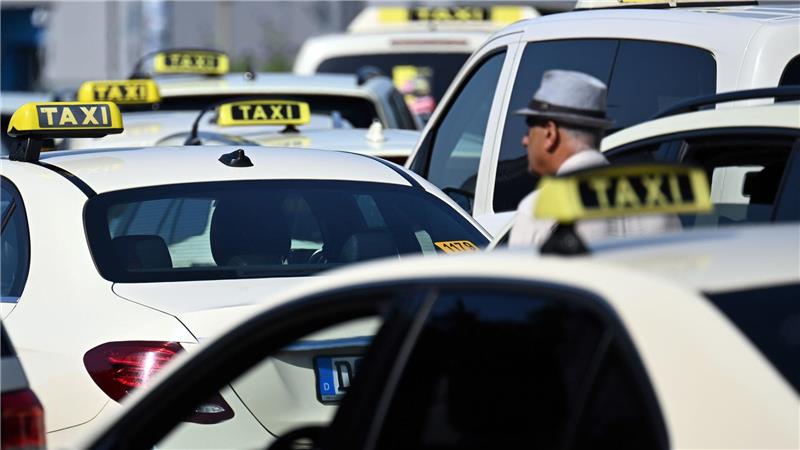 Branche in der Krise: Taxi-Korsos in einem Dutzend Städte Die Branche sieht in Mietwagenplattformen wie Uber und Bolt einen unfairen Wettbewerb, weil deren Preise nicht behördlich reguliert werden.