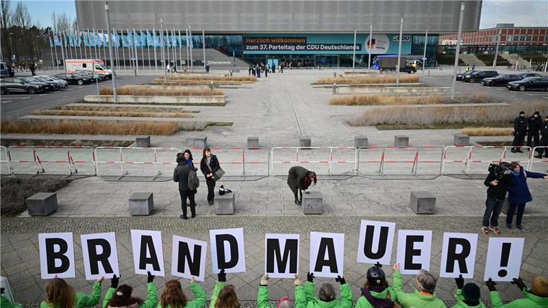 Die Brandmauer-Debatte beschäftigt die Unionsparteien seit Monaten immer wieder: Hier demonstrierten Greenpeace-Mitglieder vor Beginn des 37. Bundesparteitags der CDU in Berlin. (Archivbild)