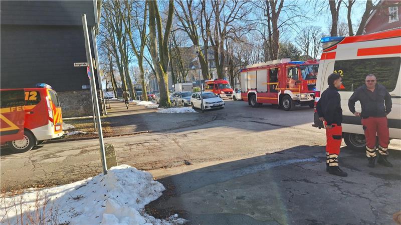 Die Brandmeldeanlage im Dietzelhaus löst aus und ruft die Feuerwehr sowie den Rettungsdienst auf den Plan. 