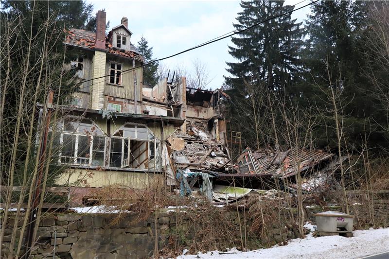 Ein leerstehendes Hotel ist eingestürzt. 
