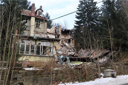 Ein leerstehendes Hotel ist eingestürzt. 
