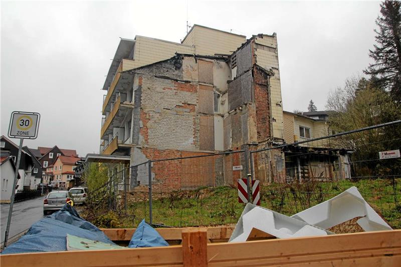 Landkreis plant Abriss mehrerer Schrottimmobilien Die Brandruine des ehemaligen Kurhotels Rögener in Braunlage: Die Abrisskosten wurden von der Versicherung erstattet. Foto: Archiv